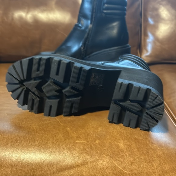 Black lug boots with heel - Picture 3 of 3